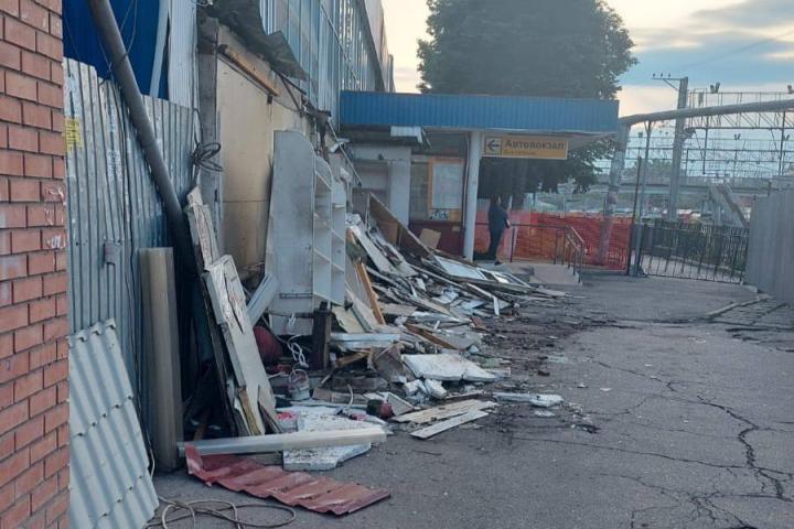 Приставы заставили освободить землю у саратовского автовокзала 