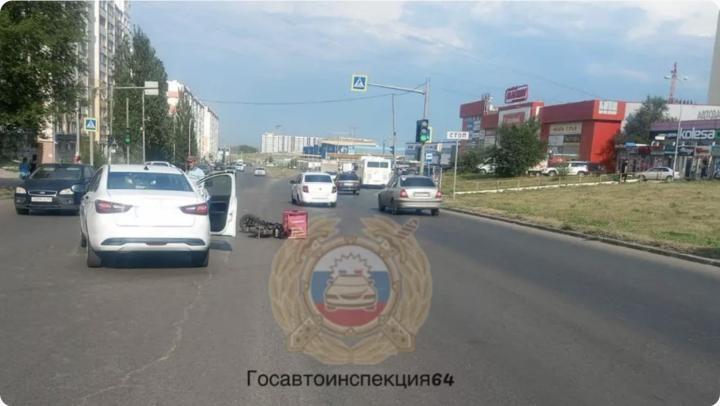 В Солнечном-2 водитель сбил курьера-электросамокатчика — пострадавший в больнице