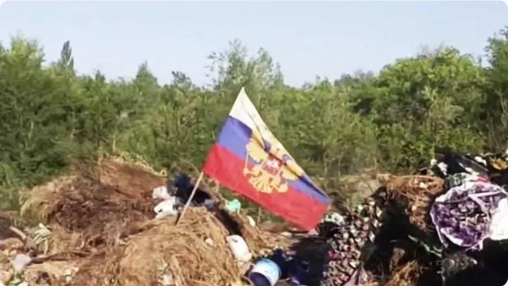 Скандал в Балакове: флаг России воткнули в мусор у кладбища