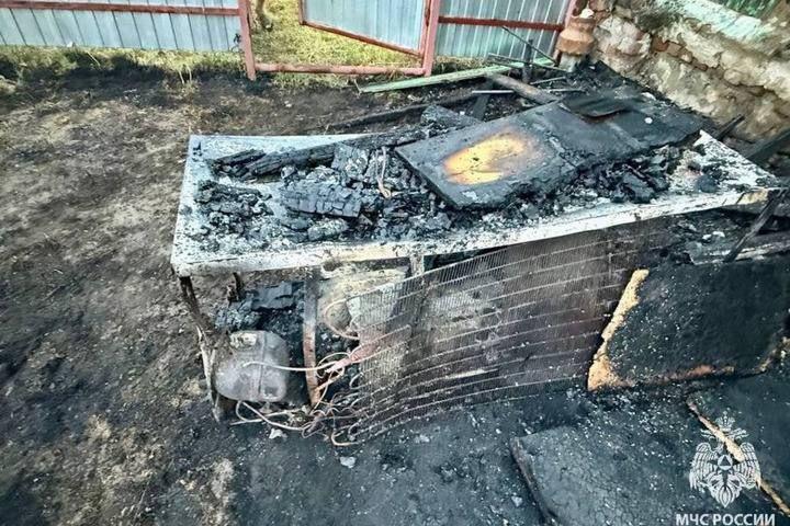 В Балашовском районе подростки получили ожоги, спасая дом от пожара