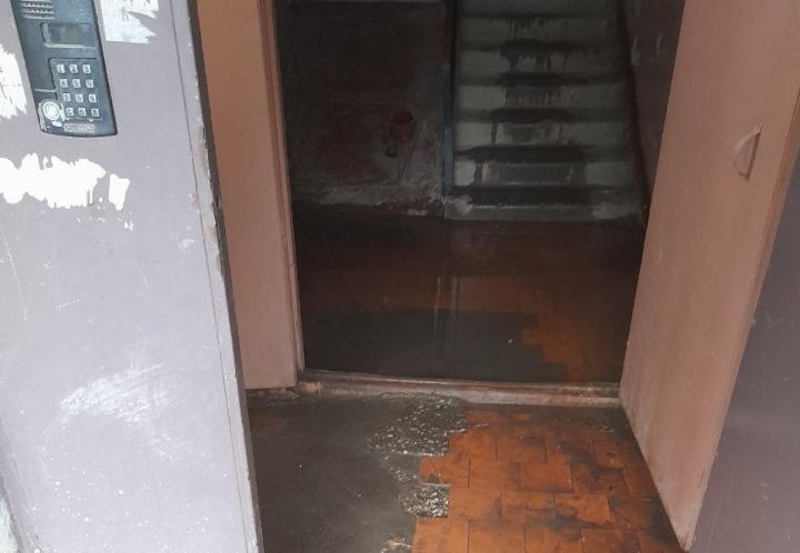 Благоустройство превратило саратовский двор в болото: жители дома на Антонова в шоке 