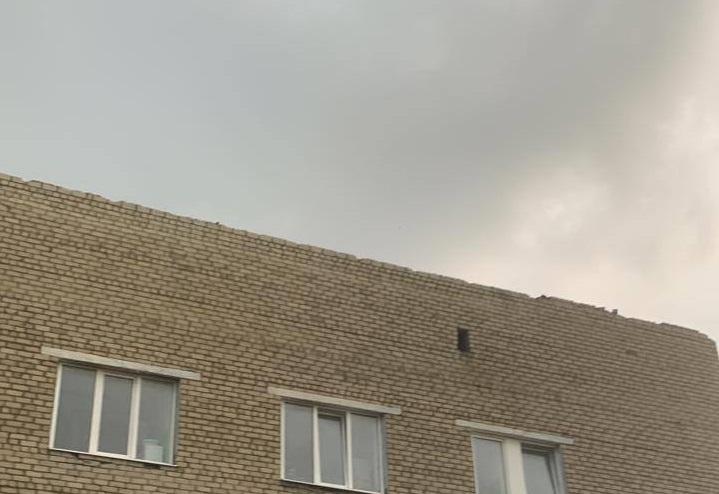 В Новых Бурасах ураганом повреждены здания, включая районную больницу 