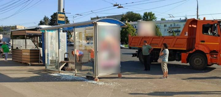 Разгромленные остановки: в Саратове участились случаи вандализма 