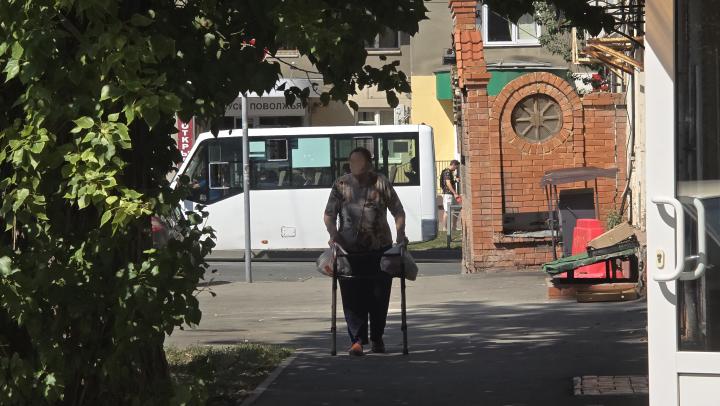 Соседская месть: в Саратове мужчина избил пенсионерку из-за старых обид