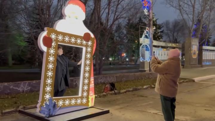 Энгельс готовят к Новому году: город украшает живая ель и музыкальные часы