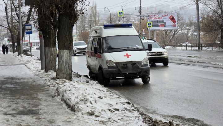 В Саратове упавшее из-за ветра дерево травмировало мужчину