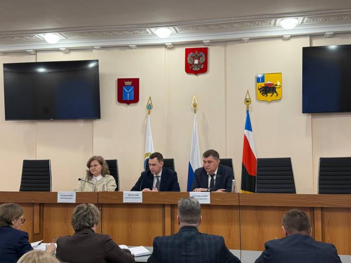 Максим Леонов потребовал оперативно устранить последствия ночного снегопада в Энгельсском районе