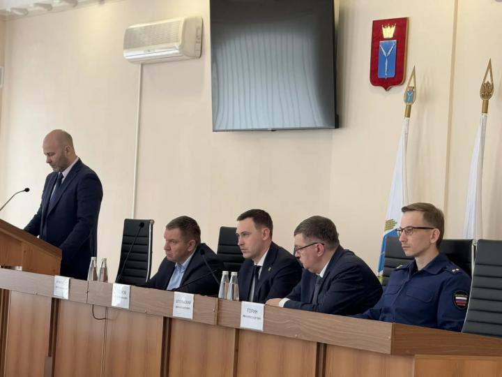 Сосульки и штрафы: глава Энгельсского района призвал УК активнее чистить крыши