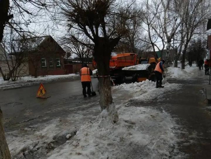 В Энгельсе продолжают откачку талых вод и очистку тротуаров