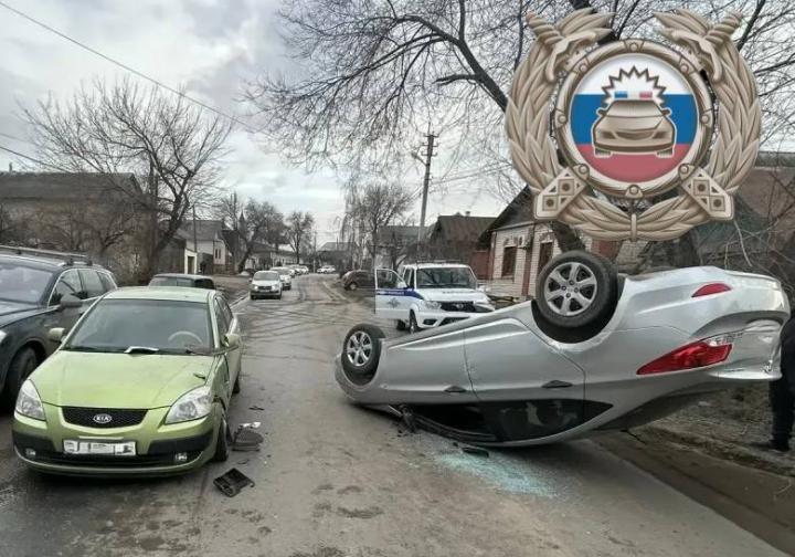  В Энгельсе две женщины не поделили дорогу - Hyundai перевернулся на крышу