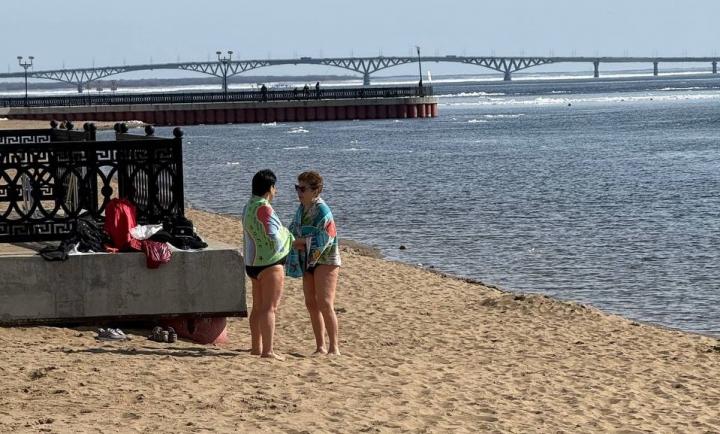 Саратовцы открыли пляжный сезон на Волге при +10 в воде
