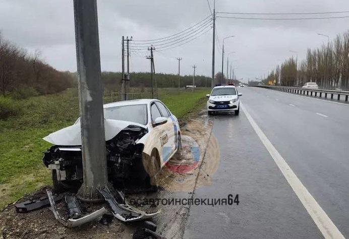Машина в хлам: в Саратове арендованный авто протаранил столб