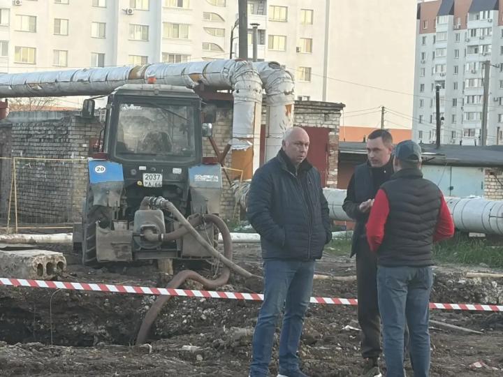 В Энгельсе из-за аварии на коллекторе снизили давление воды в нескольких микрорайонах