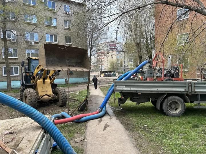 В Энгельсе начали возвращать воду после аварии на коллекторе 