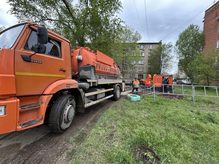 На аварийном коллекторе в Энгельсе готовятся к прокладке новой трубы