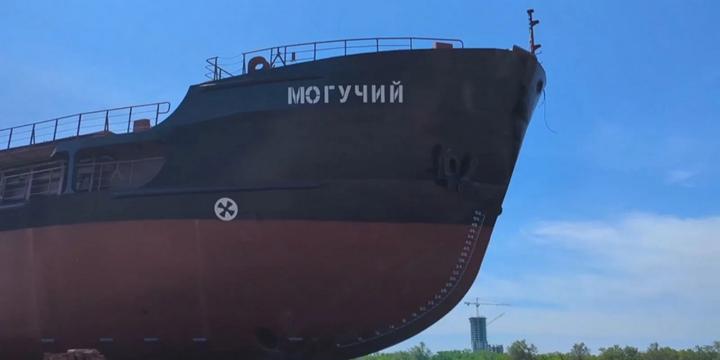 Гордость района: в Балакове спустили на воду гигантский теплоход «Могучий» для перевозки опасных грузов