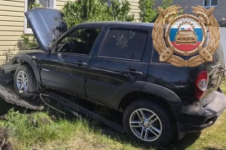 «Нива» снесла забор, а «Гранта» въехала в дом: в Саратовской области пострадали три человека