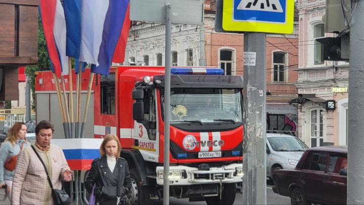 Молния сожгла крышу, а на проспекте Строителей полыхал балкон: итоги суток от МЧС Саратовской области