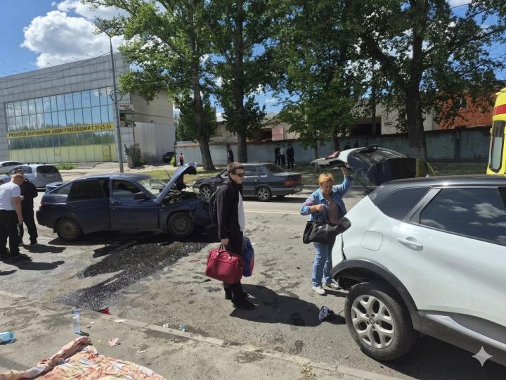 В Заводском районе Саратова «двенадцатая» протаранила иномарку, есть раненый