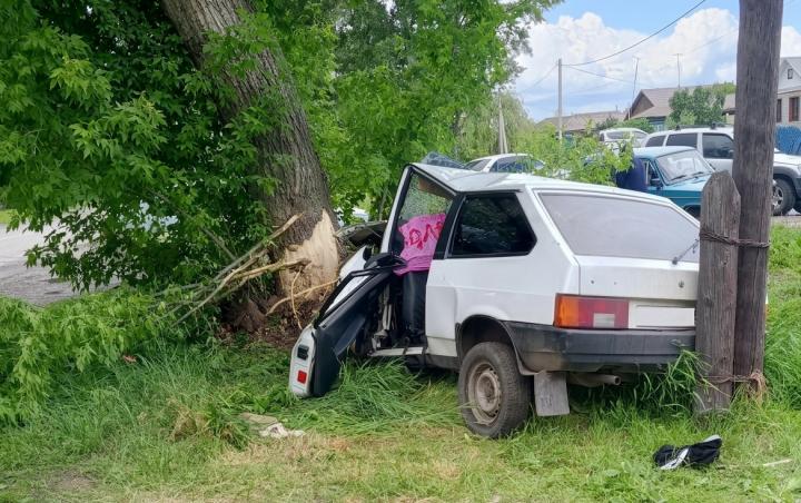Машина всмятку, пассажир в больнице: под Саратовом 22-летний водитель ВАЗа протаранил дерево