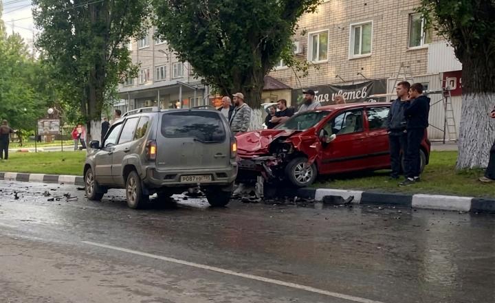 Двое в больнице: в Калининске произошло массовое ДТП с участием трех автомобилей