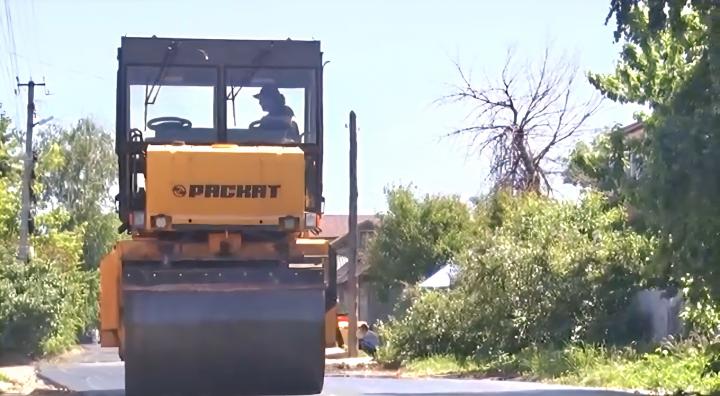 В поселке Прибрежный завершается ремонт двух важных дорог