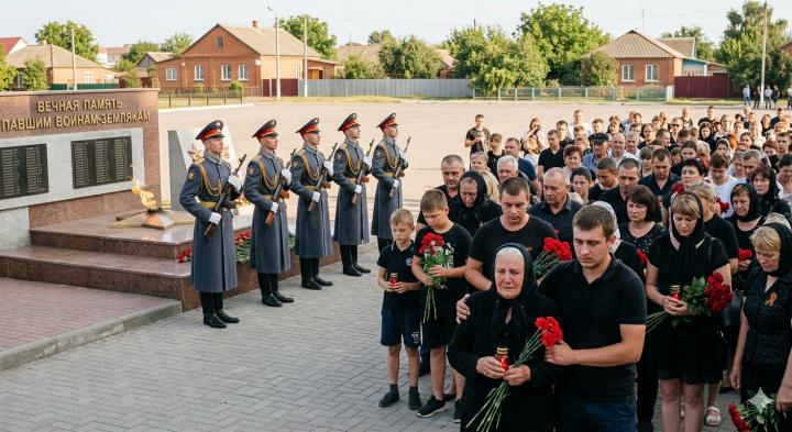 Не вернулись из боя: в трех районах Саратовской области прощаются с погибшими участниками СВО