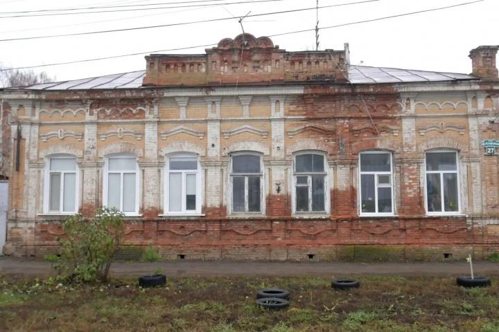 Восьмиконечная звезда и кольца для коновязи: старинный особняк в Энгельсе признали памятником культуры