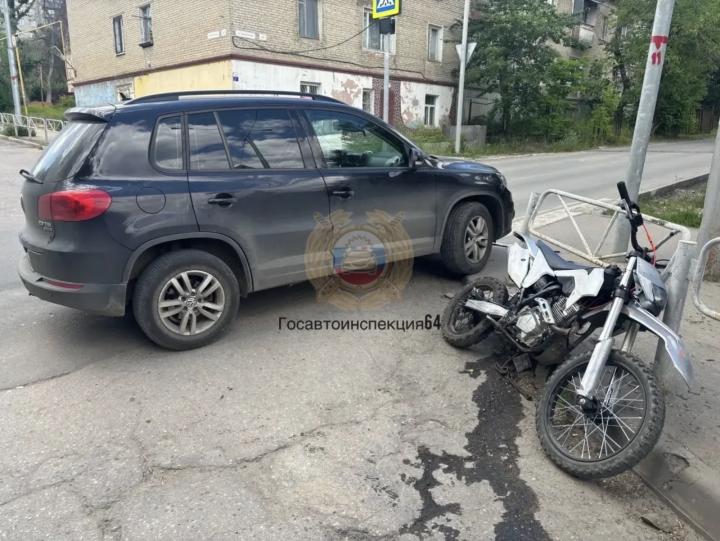 Поездка закончилась в больнице: в Саратове кроссовер Volkswagen сбил несовершеннолетнего на питбайке