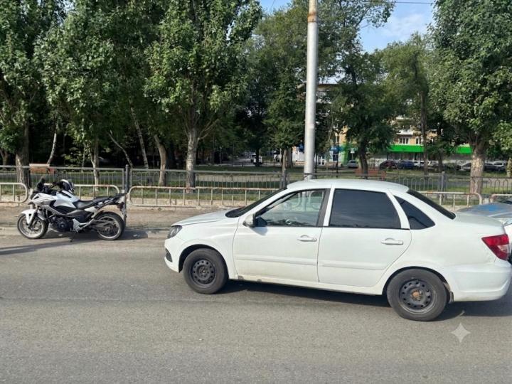 Утреннее ДТП в Саратове закончилось госпитализацией молодого мотоциклиста