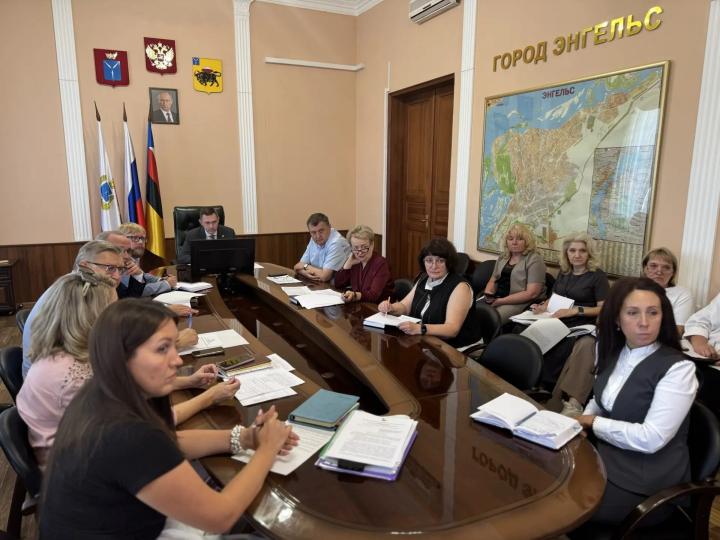 В Энгельсе продолжают очищать улицы от незаконных конструкций