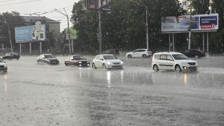 Мокрые дороги могут стать опасными для водителей в Саратове