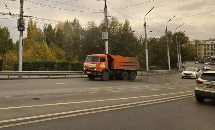 В Саратове мужчина порезал колеса КамАЗа из-за перекрытого подъезда к магазину